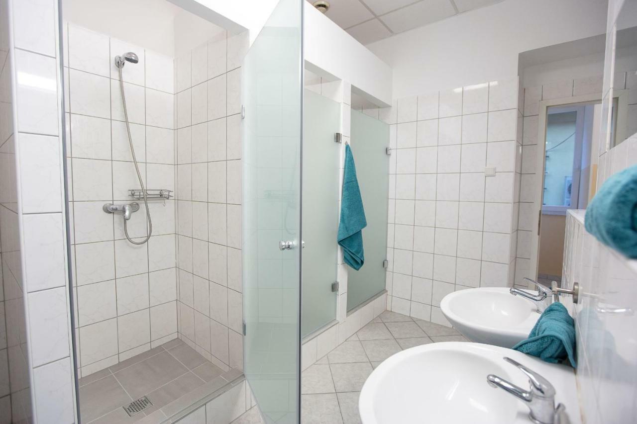 Minidorm Rooms In Heart Of City Center Марібор Екстер'єр фото